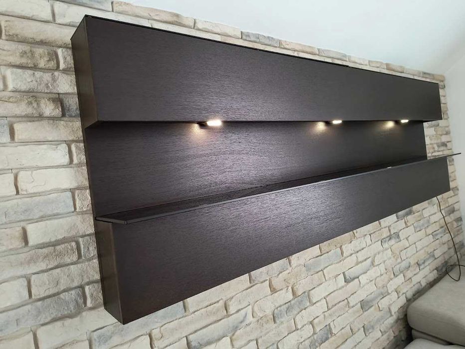 Duża, solidna, wisząca półka/witryna do salonu.