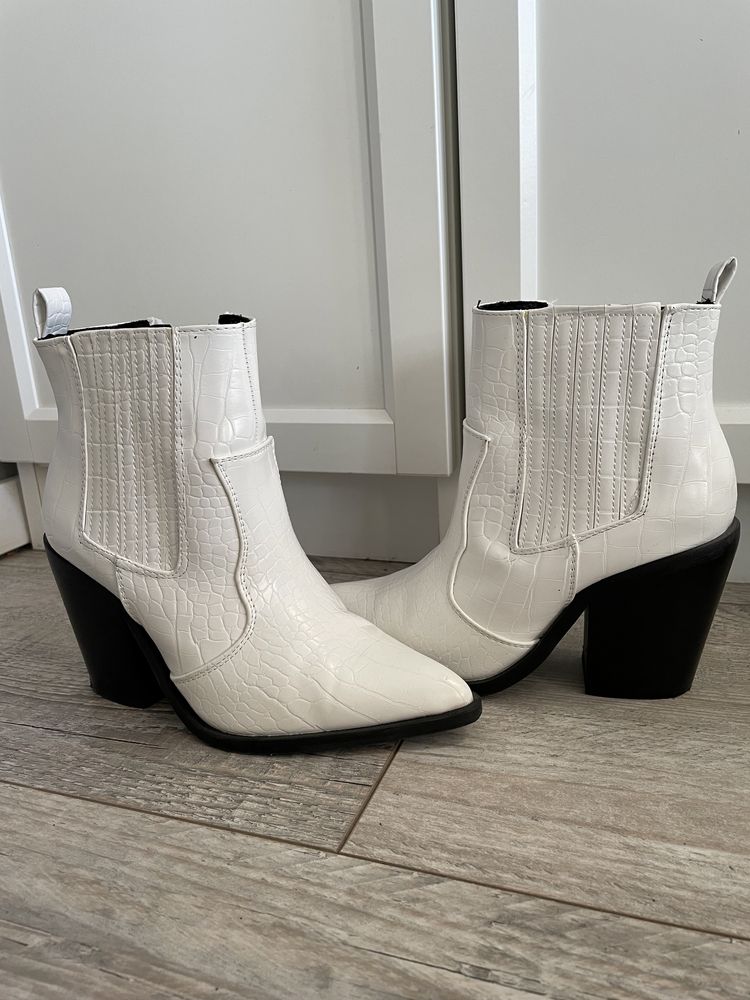 Białe botki kowbojki ASOS