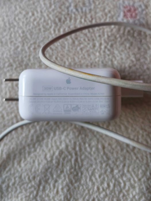 Carregador de parede USB-C da Apple com 30W de potência.