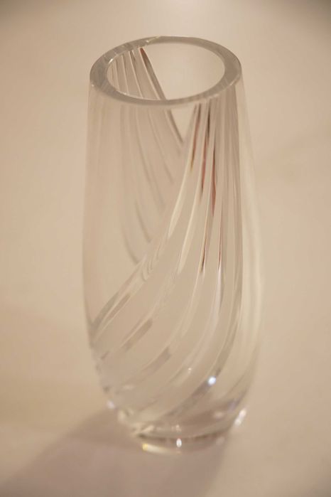 Jarra para plantas em vidro maciço lapidado