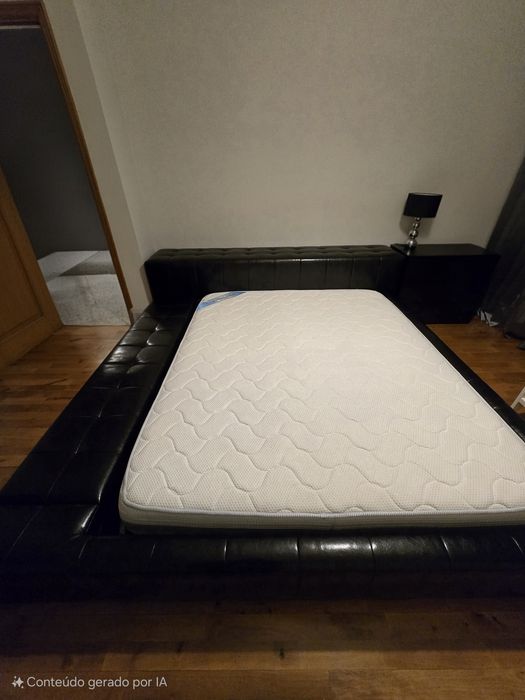 Cama estofada pele sintética + mesinha + cortina + candeeiro