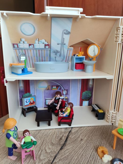 Przenośny, składany domek Playmobil z bogatym wyposażeniem.