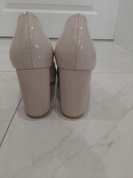 Buty na obcasie r.39