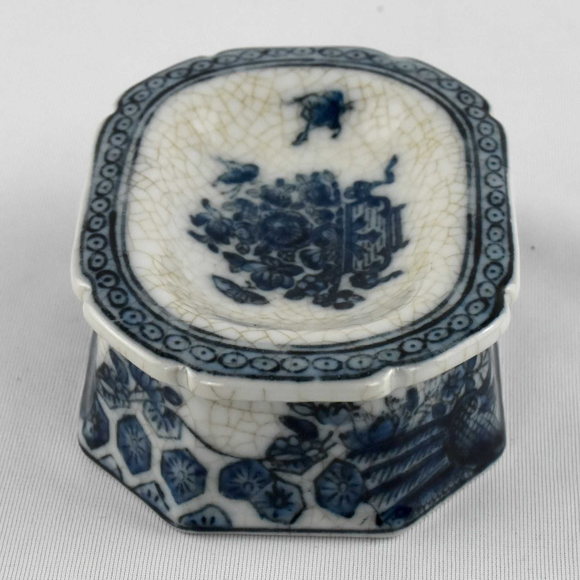 Saleiro porcelana da China, com flores azul e branco com craquelê