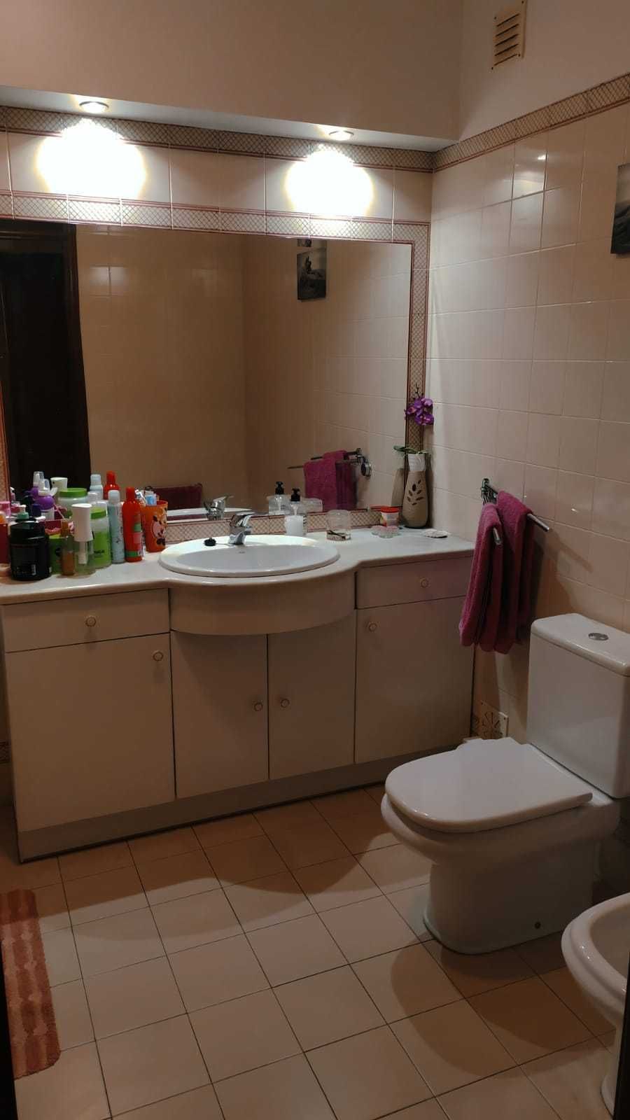 Quarto individual para senhora, com Contrato Arrendamento e Recibo.