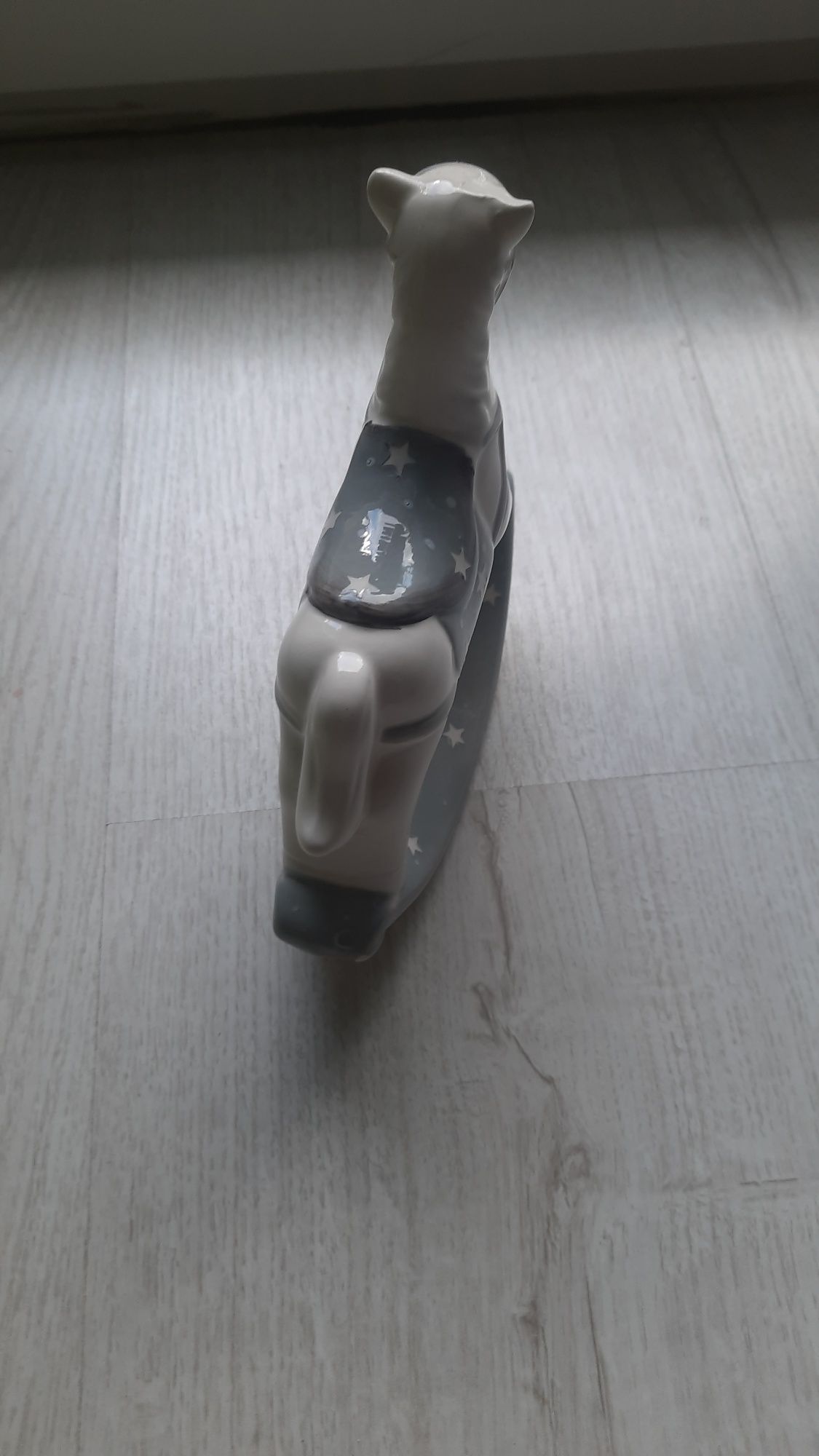Porcelanowy konik na biegunach szaro bialy jak Nowy