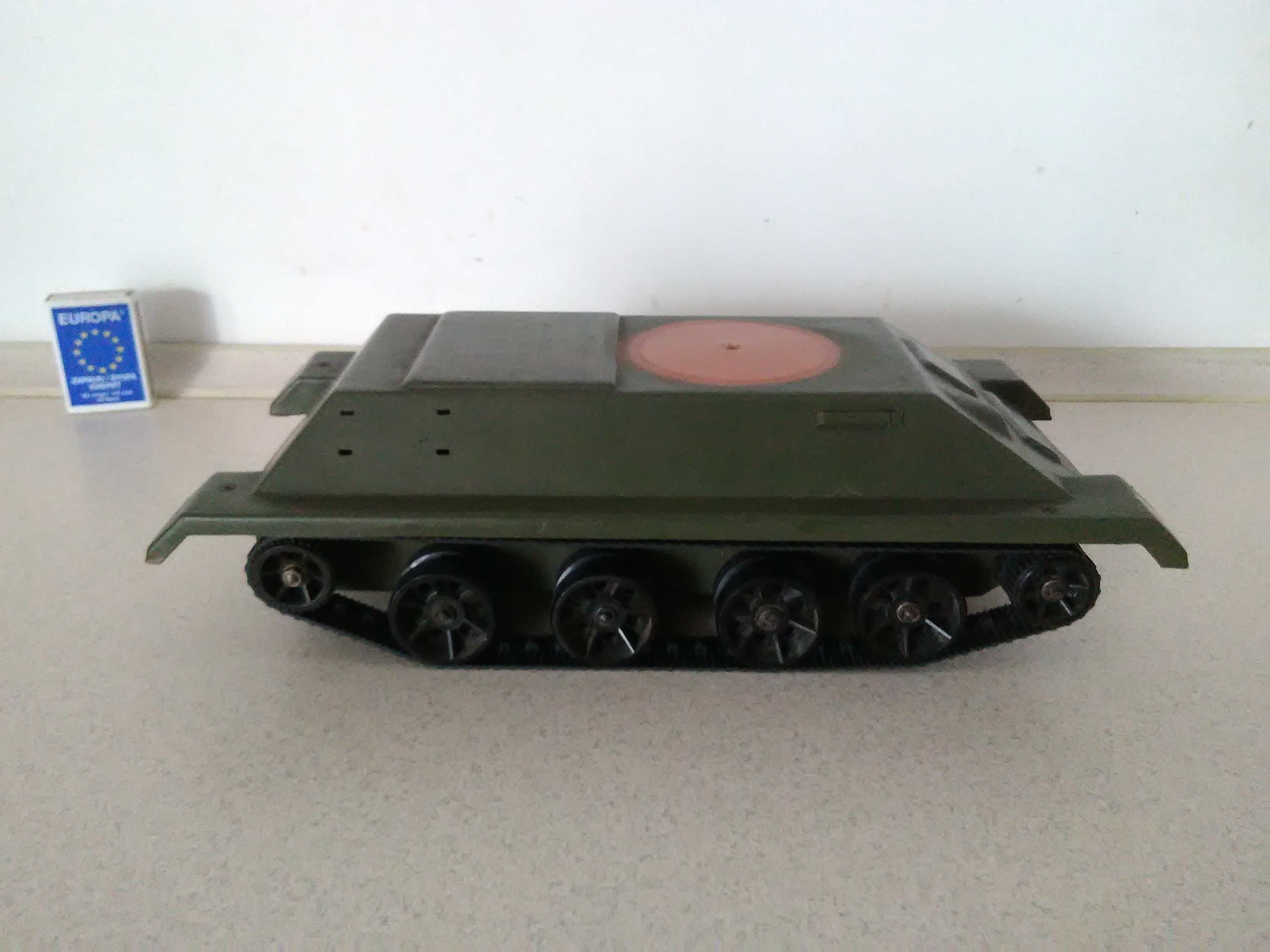 stara zabawka PRL pojazd wojskowy gąsienicowy czołg retro zabytek