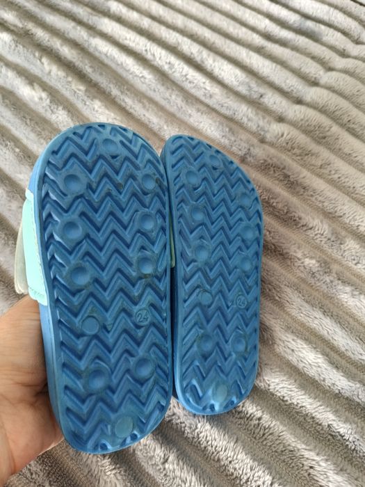 Klapki dziecięce rozmiar 24 stan bardzo dobry