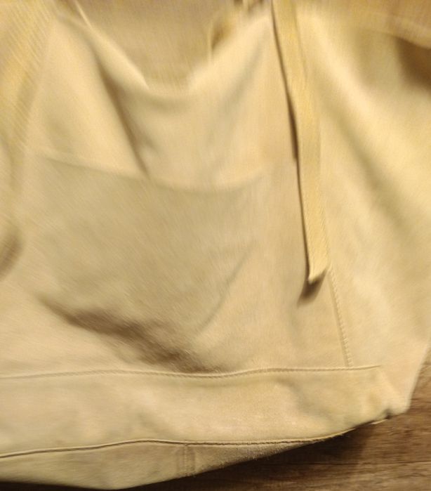 Mala em pele com bolsa e fecho interior