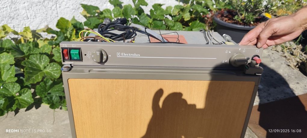 Frigorífico trivalente para caravana 220v/12v/gas da marca electrolux