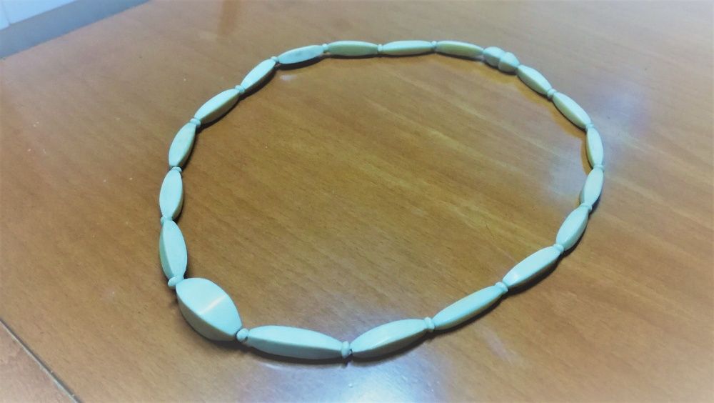 Colar antigo elos geométricos