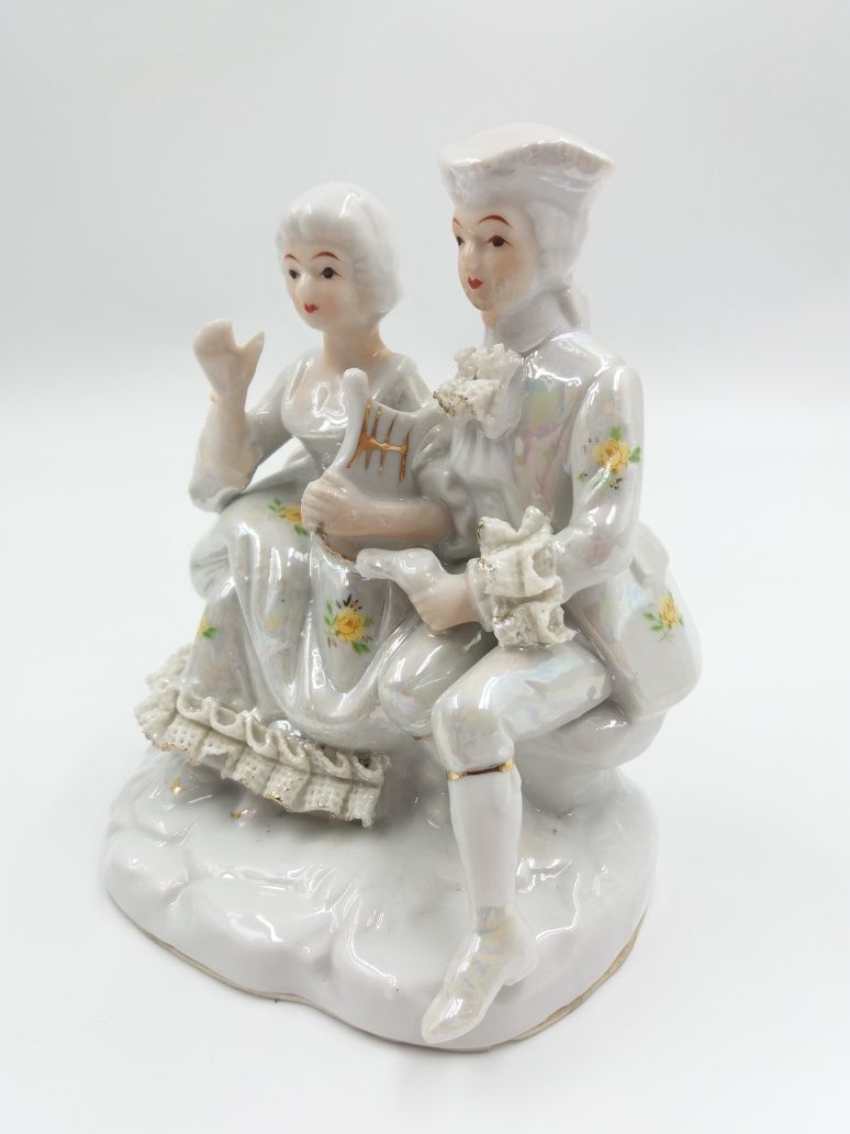 Śliczna porcelanowa figurka dworskiej pary na sofie