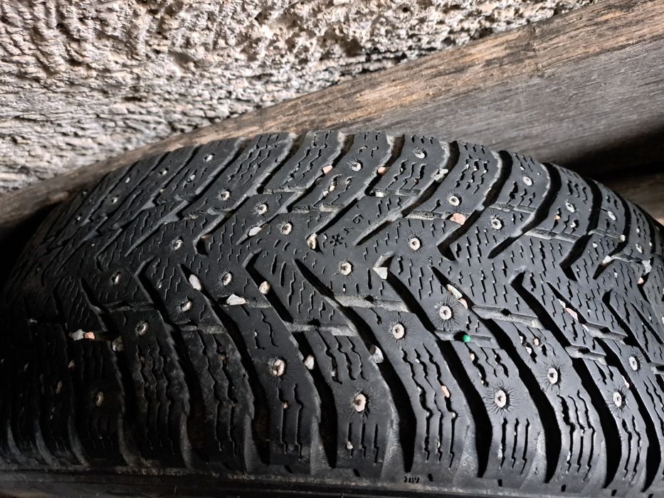 Оригінальні 4 диски б/у з зимовою шипованою резиною Nokian 205/60/R16