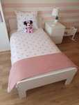 Cama branca extensível com colchão