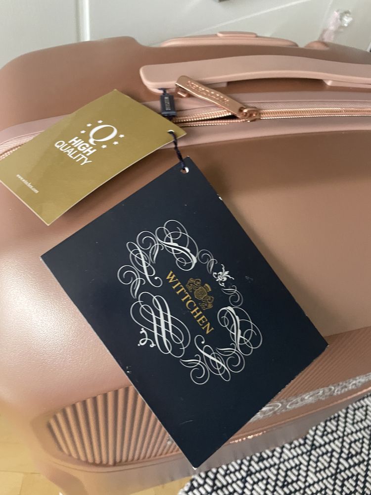 Duża walizka z polikarbonu Wittchen rose gold