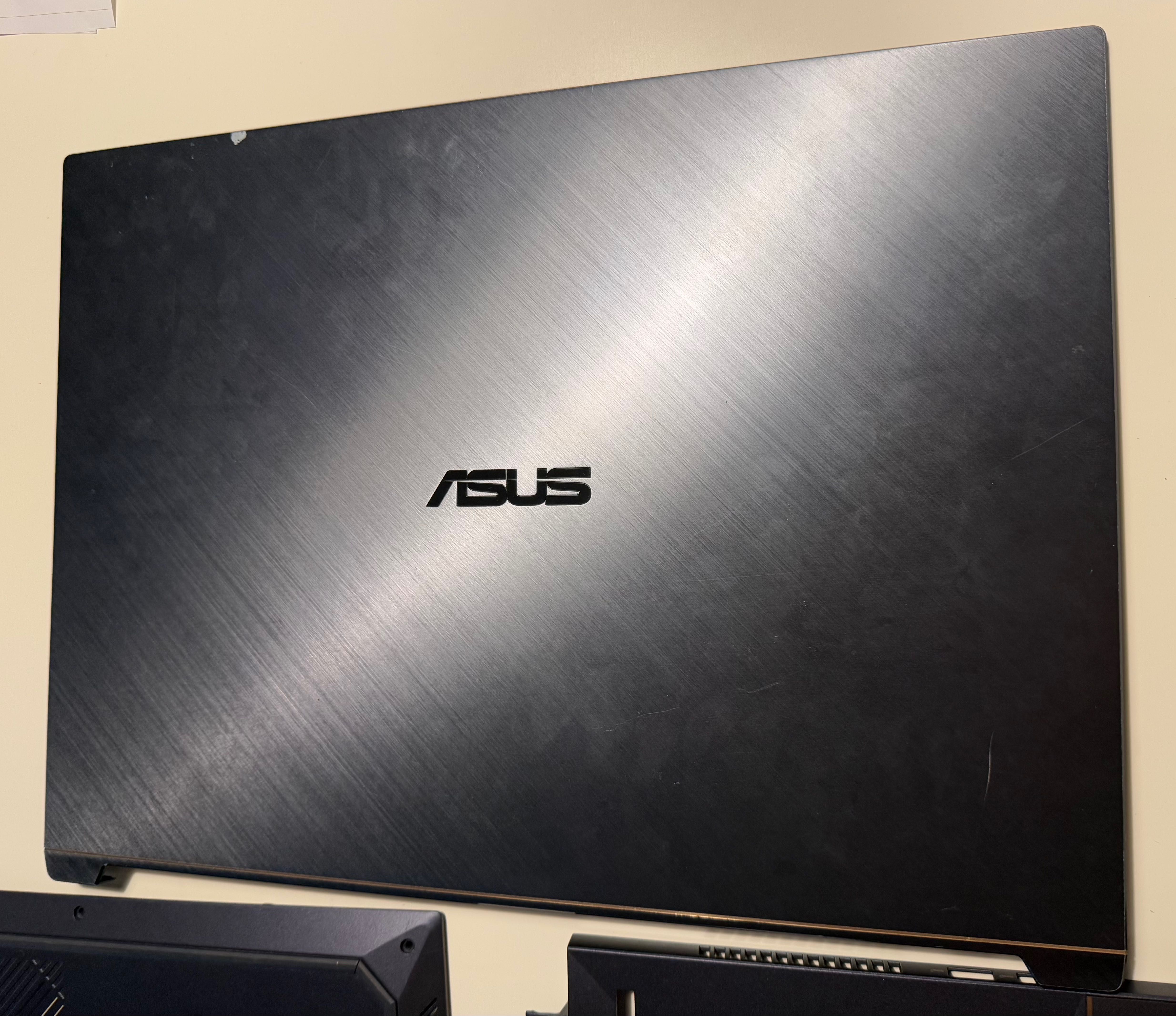 Asus ProArt Studiobook W700: Obudowa dolna / górna