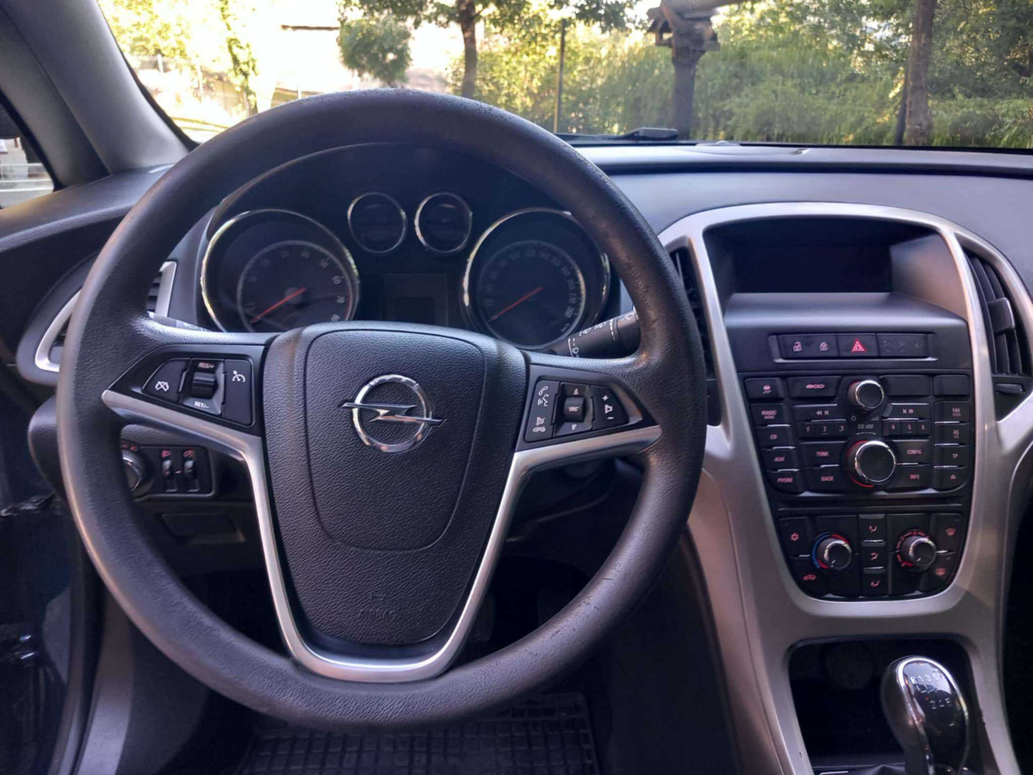 Opel astra-j 2012r stan bardzo dobry