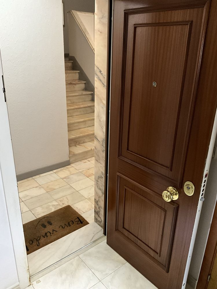 Moveis Cozinha, lava loiça, torneira, sanitarios wc e porta blindada.