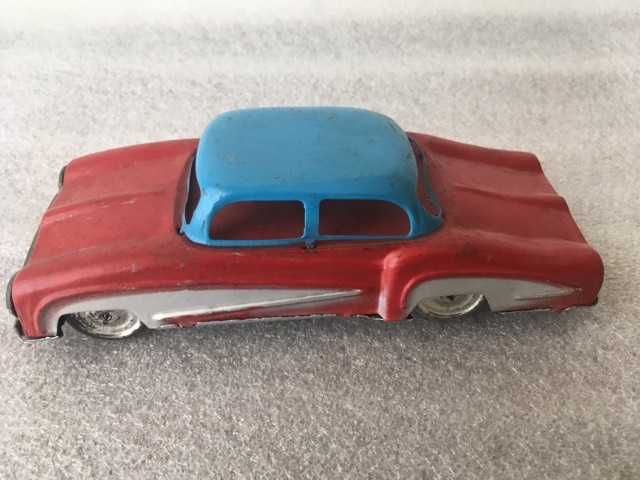 Brinquedo português de folha (design anos 60) - carro sedan (grande)