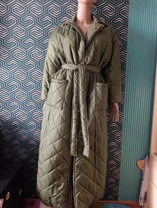 Осіннє стьобане пальто міді