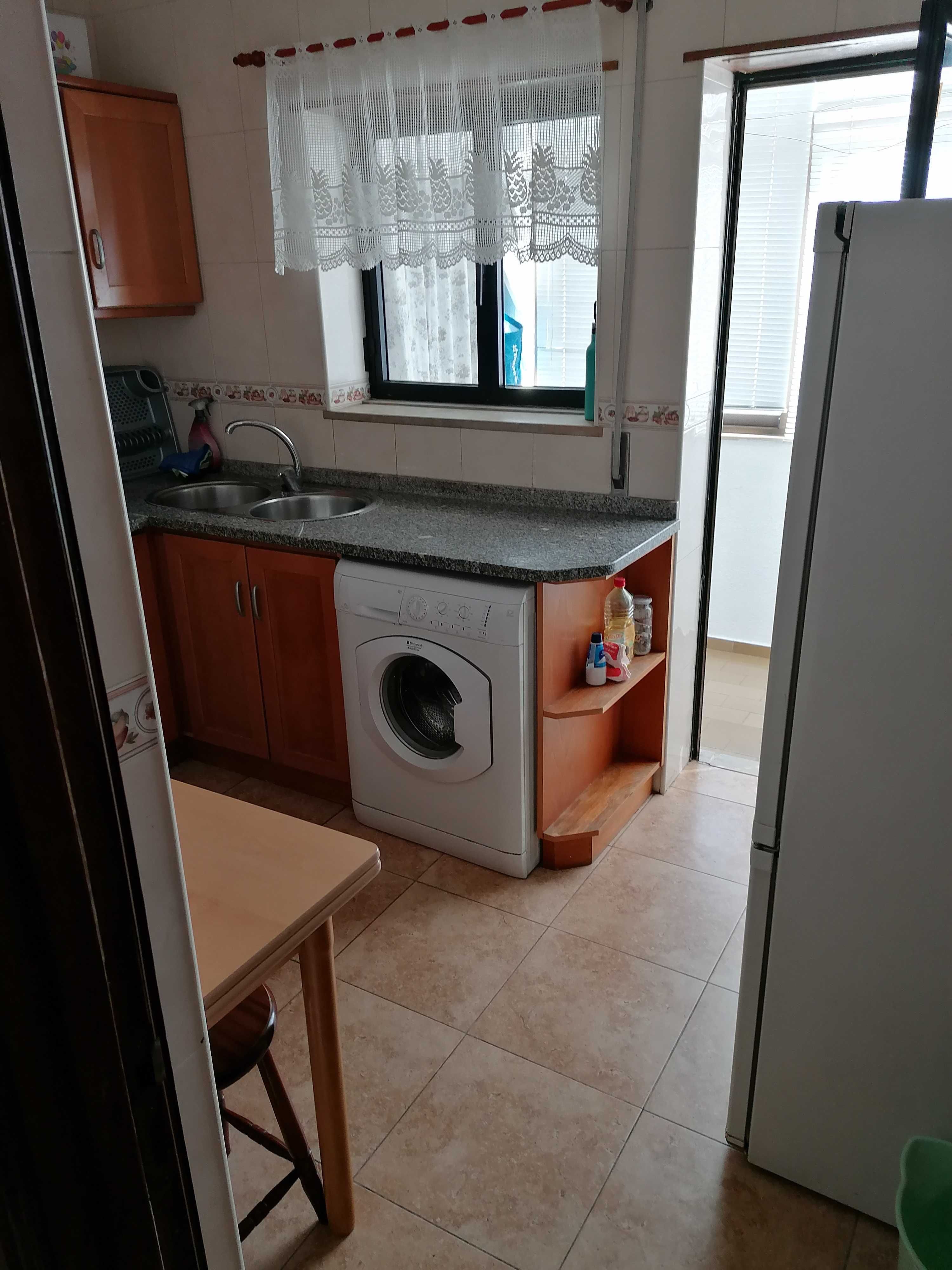 Arrenda-se quarto DUPLO em Coimbra (Rua de Aveiro) a universitárias