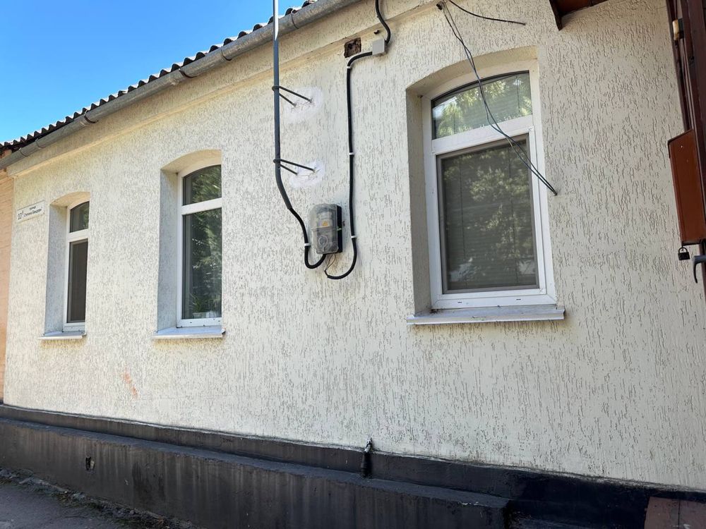 Продається фасадний будинок в центрі міста. Можна під бізнес. Торг.