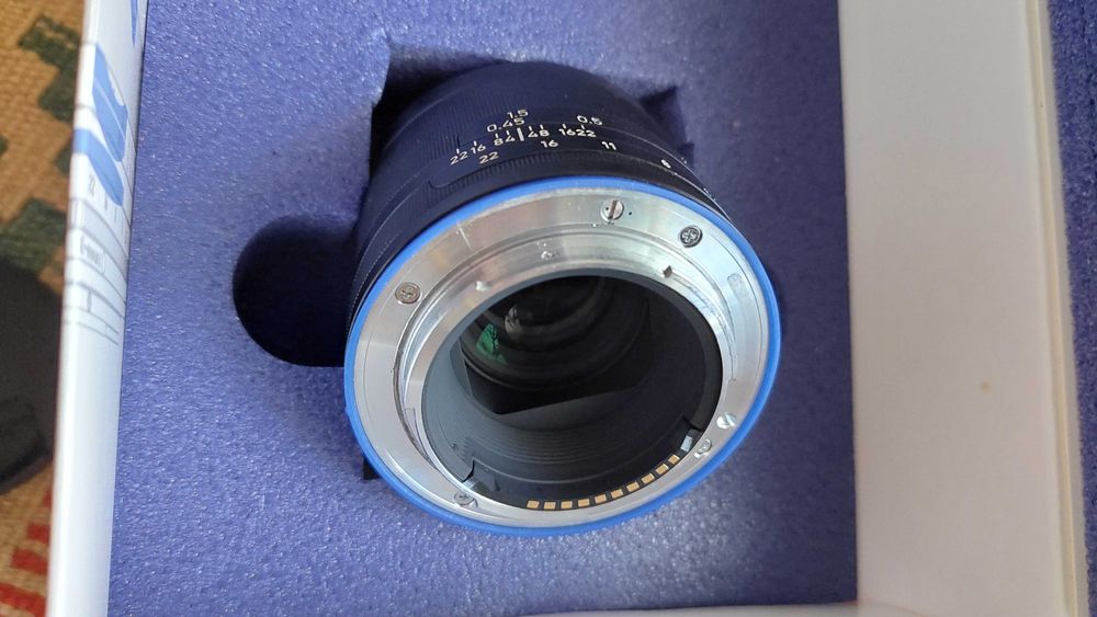 Lente ZEISS Loxia 50mm f/2 Planar T* para Sony FE + Filtro UV Zeiss