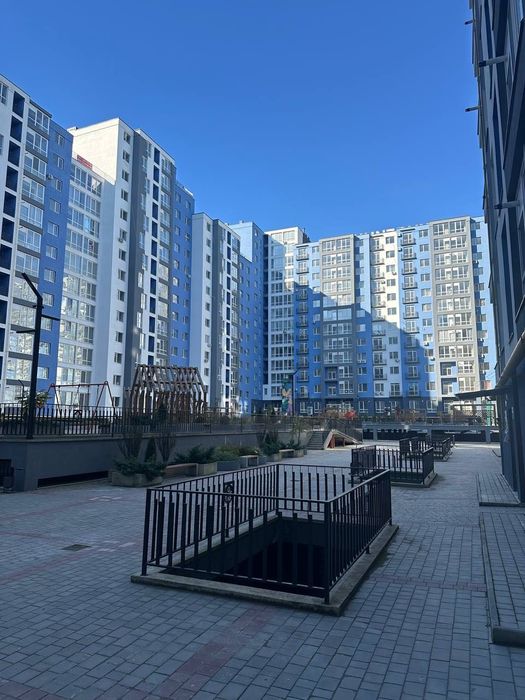 Продаж 1 км квартири поруч з центром