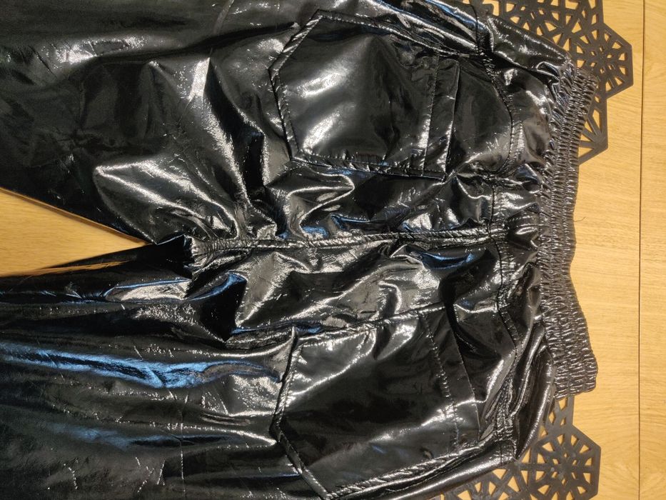 Sixt June lateksowe spodnie z paskiem