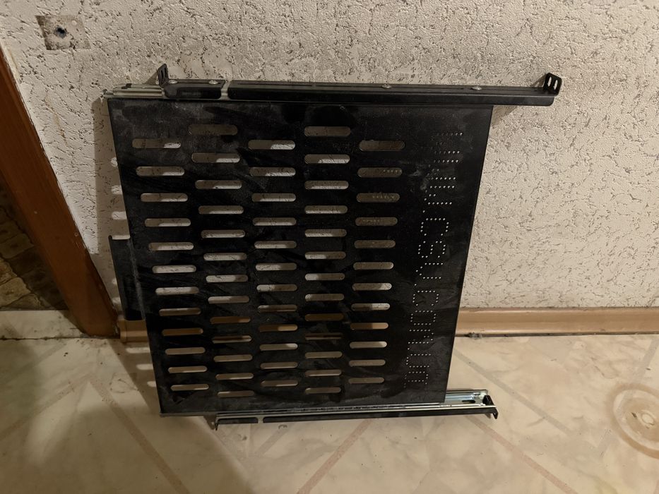 Серверні полиці одна висувна та одна нижня