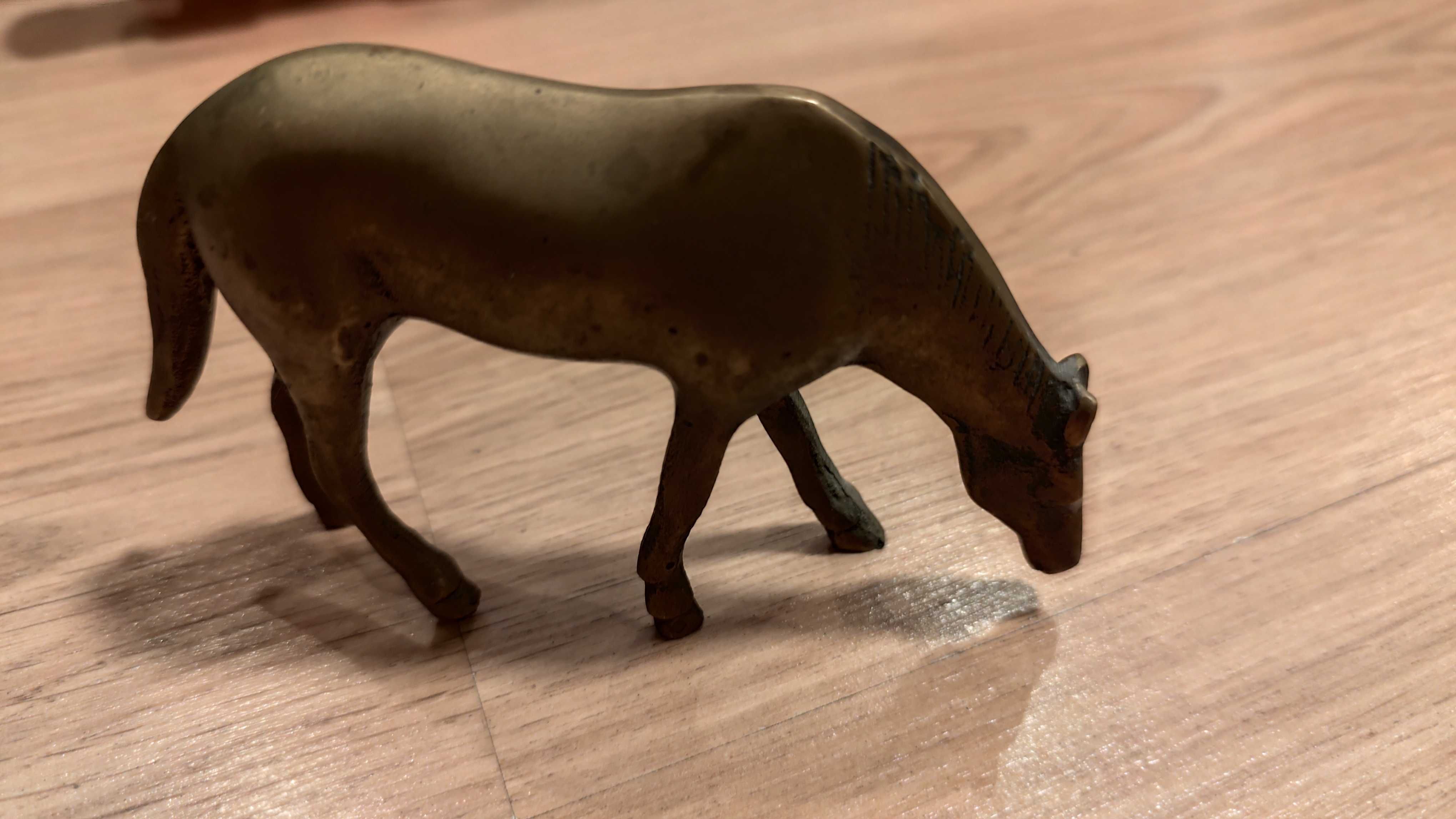 Mosiężna figurka konia