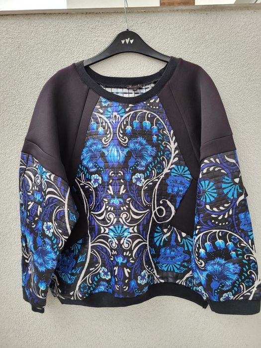 Czarno niebieska lekka śliska bluza w kwiaty połyskowa River Island M