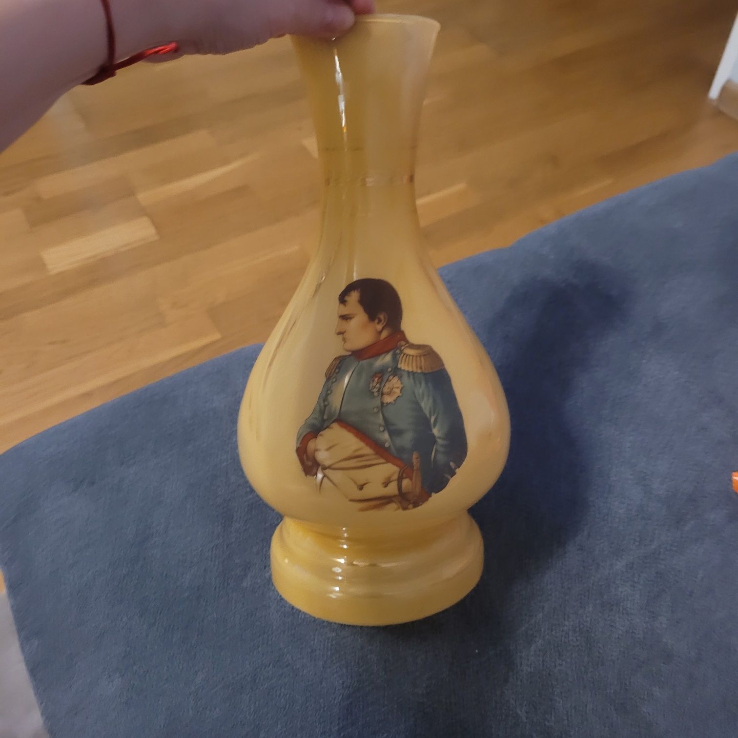 Dwa szklalane klosze do lampy naftowej z wizerunkiem Napoleona