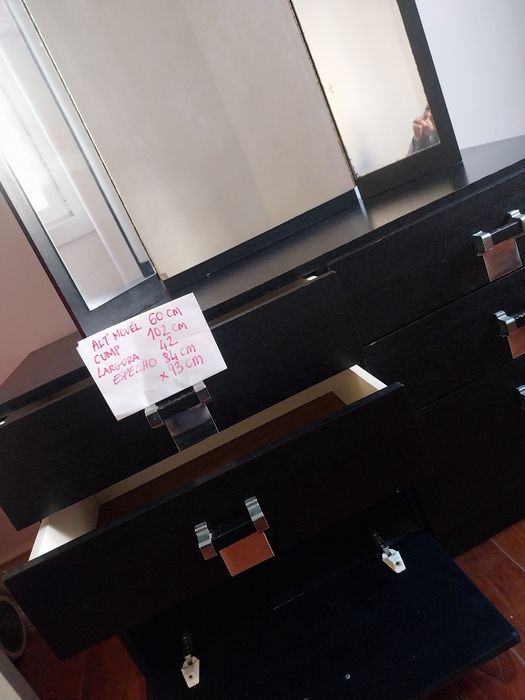 Pequeno móvel com espelho e gavetas