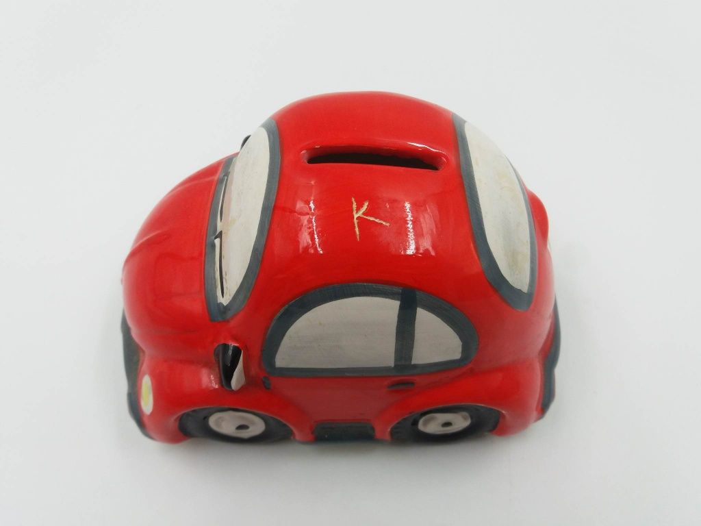 Ładna ceramiczna skarbonka w kształcie samochodu