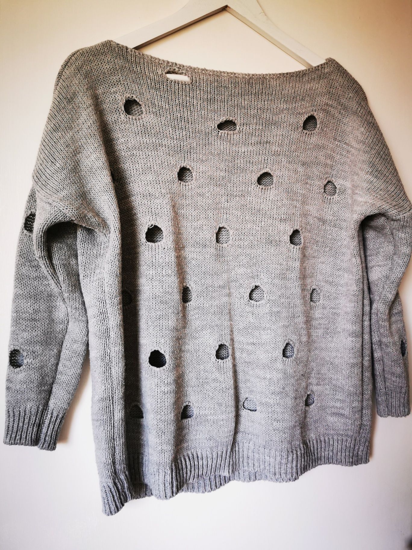 Sweter szary z dziurami oversize