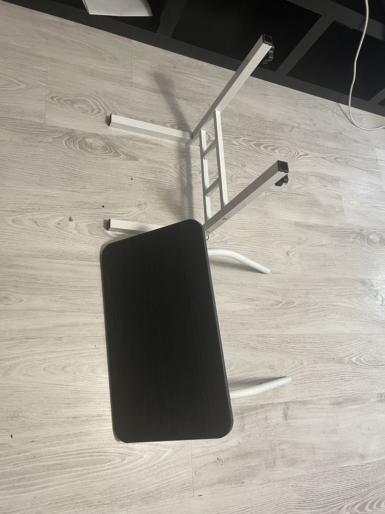 Stolik  biurowy laptop