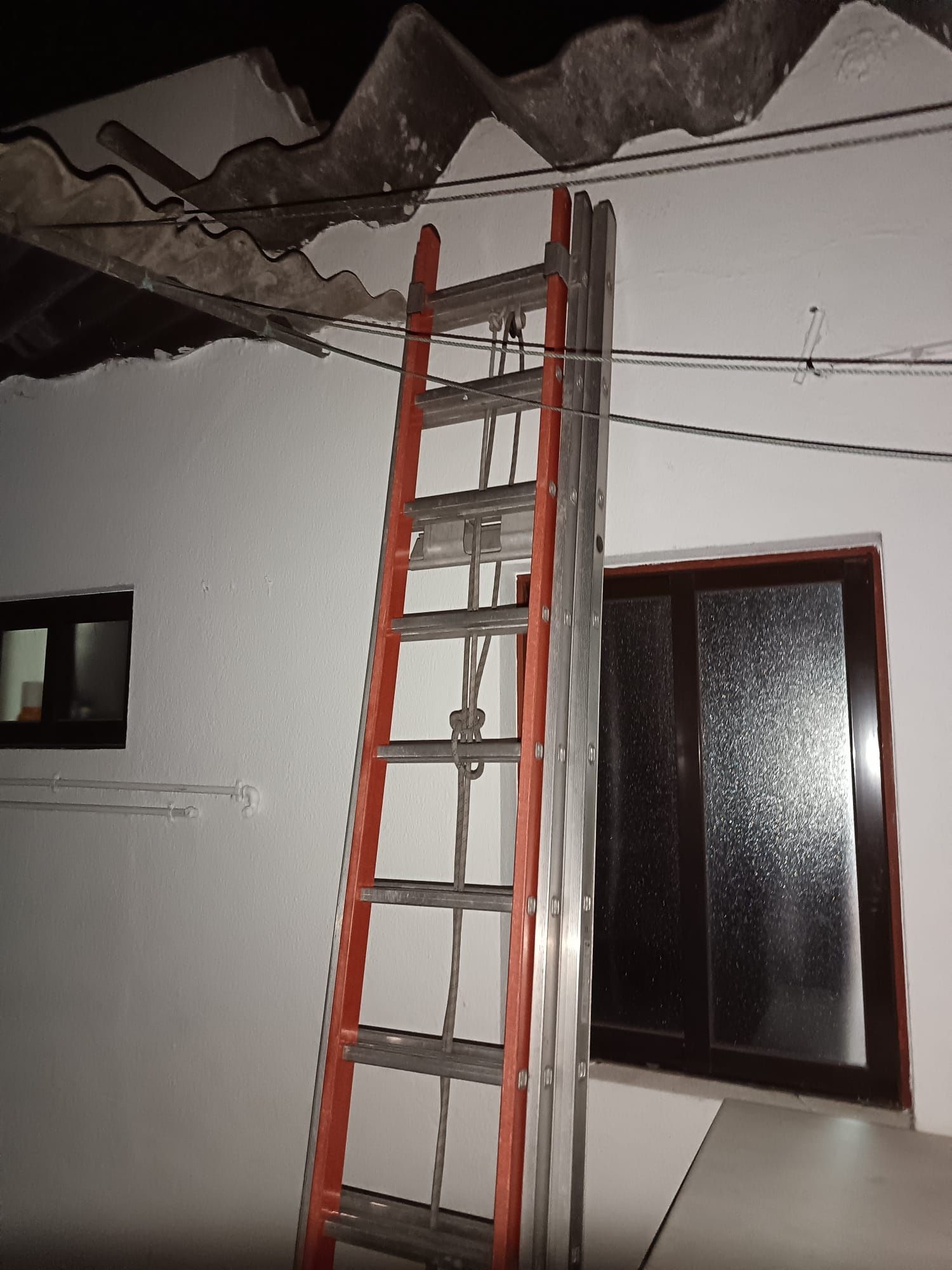 Escada tripla com o último lance de fibra