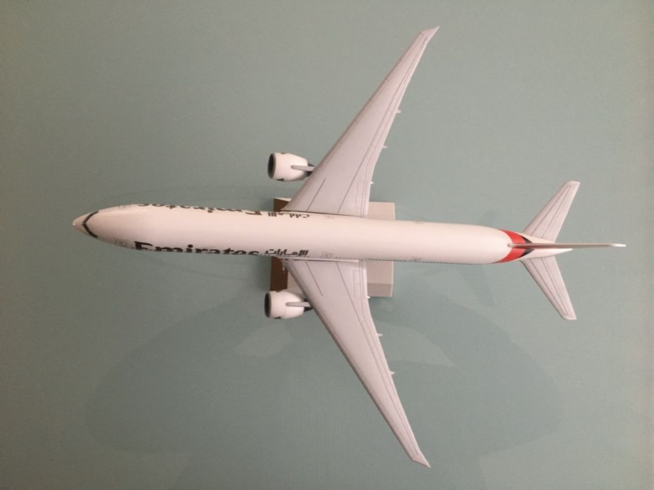 Avião Emirates 777-300ER 1/200 original