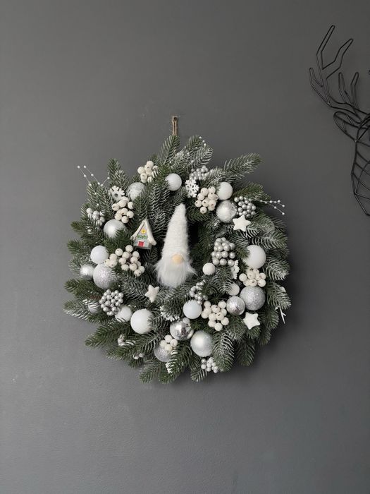 Świąteczny wianek bożonarodzeniowy biało srebrny z krasnalem