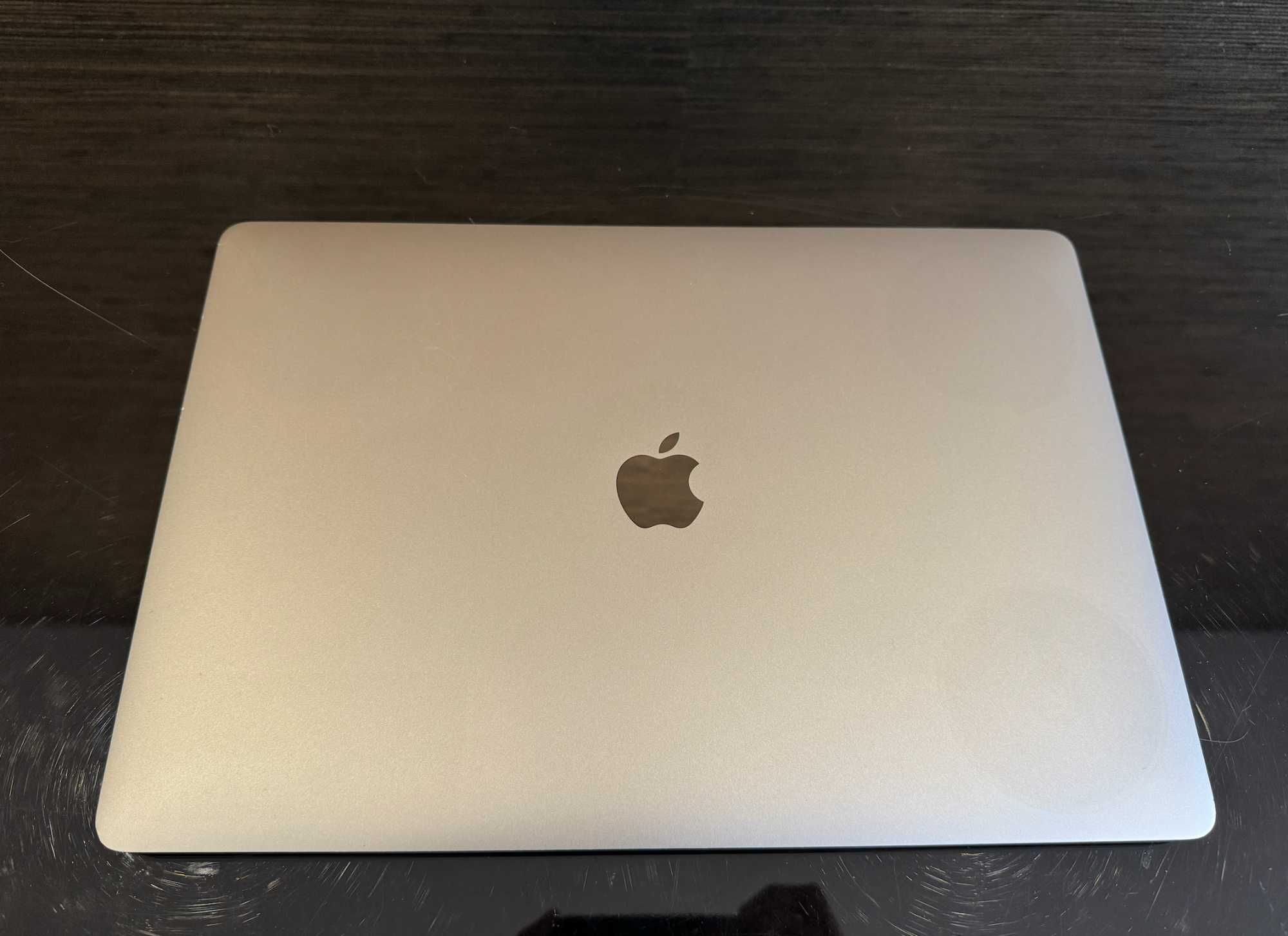 MACBOOK PRO 15-inch 250gb i7 RAM 16GB TOUCH BAR + Teclado