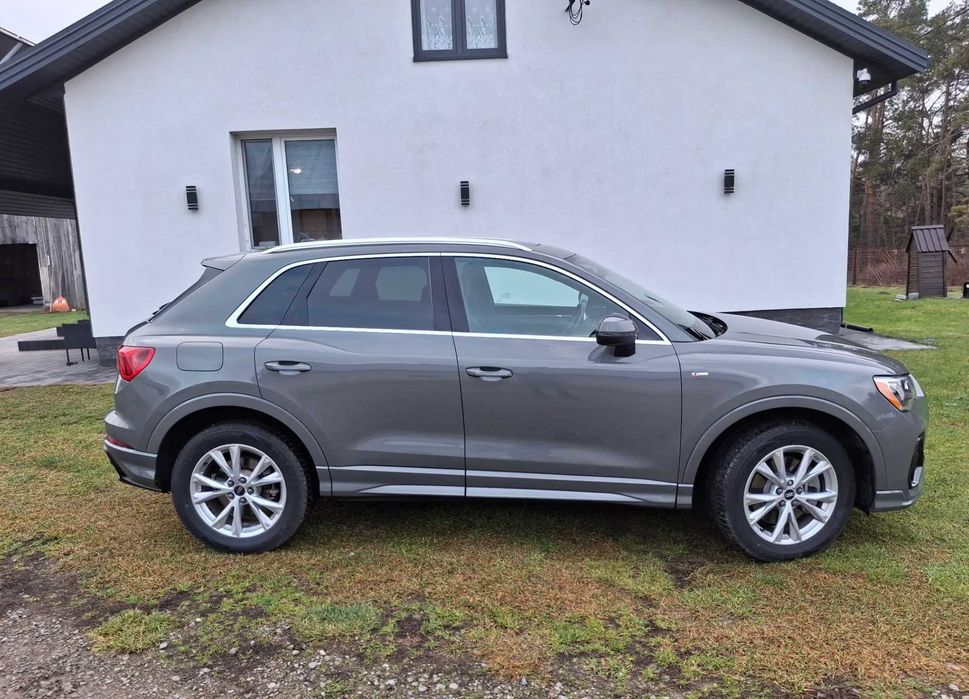 Audi Q3 Premium Plus 2021 року