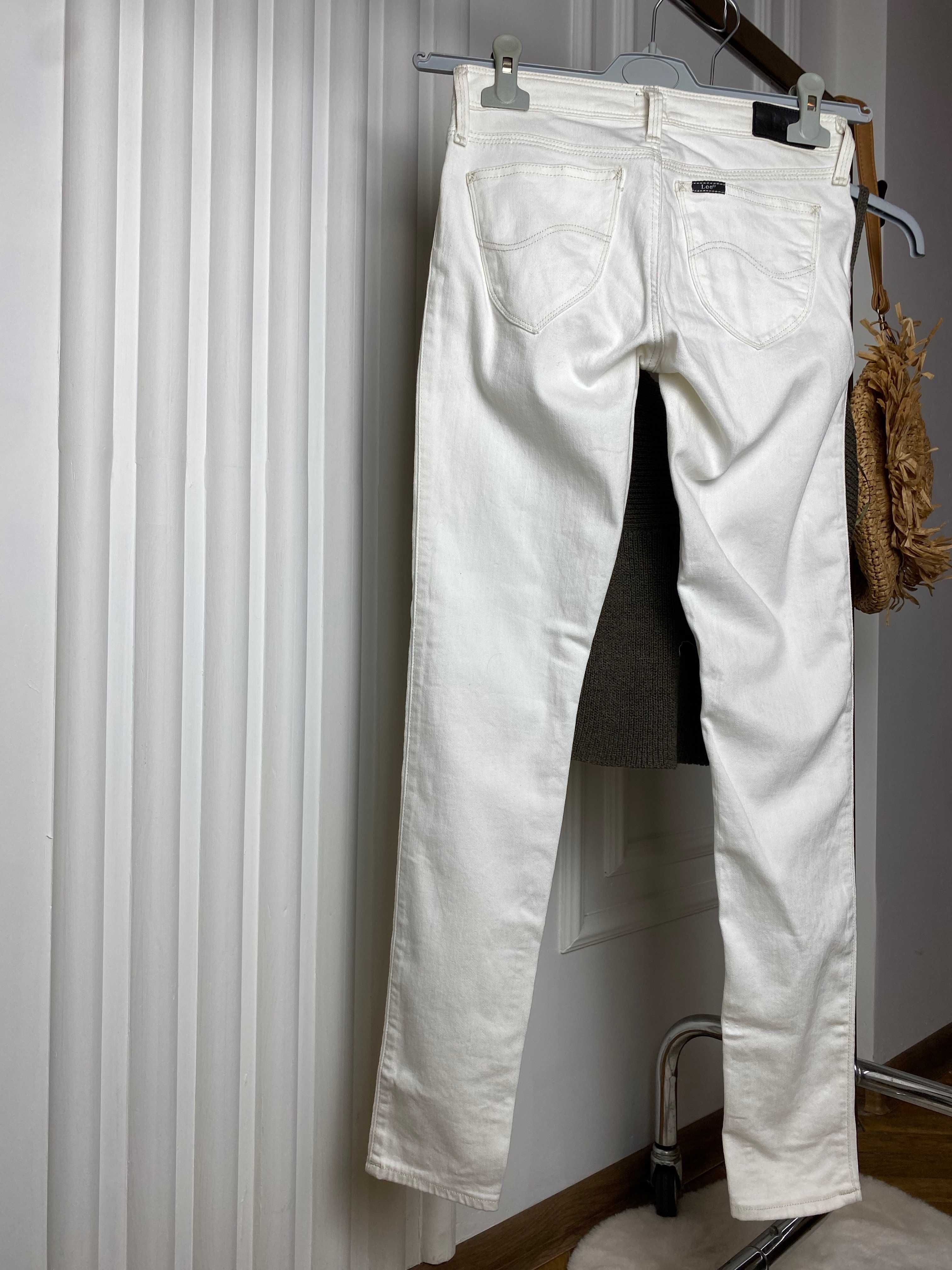 Spodnie damskie białe dżinsowe jeansowe skinny niski stan W26 L 31 Lee