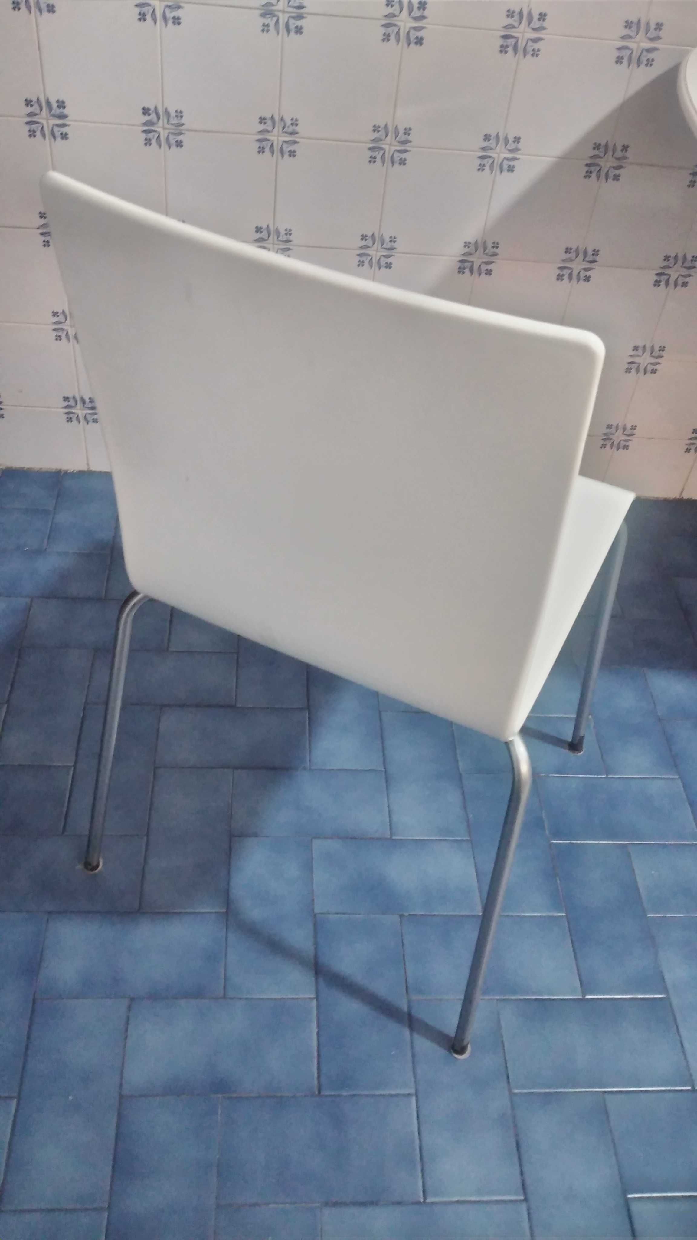 Vendo mesas e cadeiras para pastelaria/café