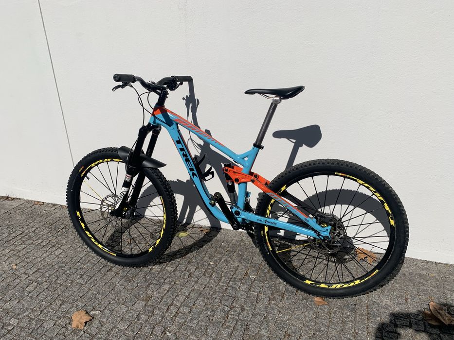 Bicicleta de montanha, marca Trek Remedy 9