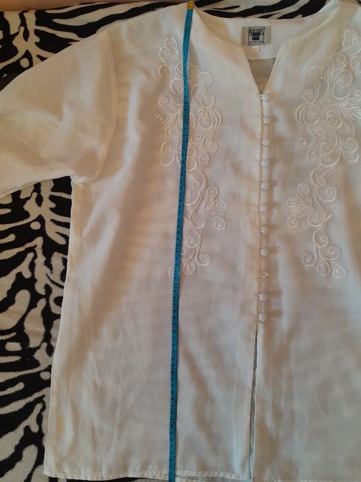 Elegancka biała koszula bluzka z krótkim rękawem z guzikami i haftem