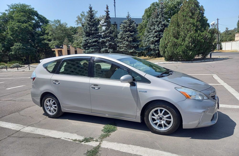 Toyota Prius V универсал 2014