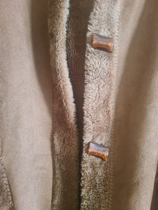Casaco castanho de pelo por dentro.
