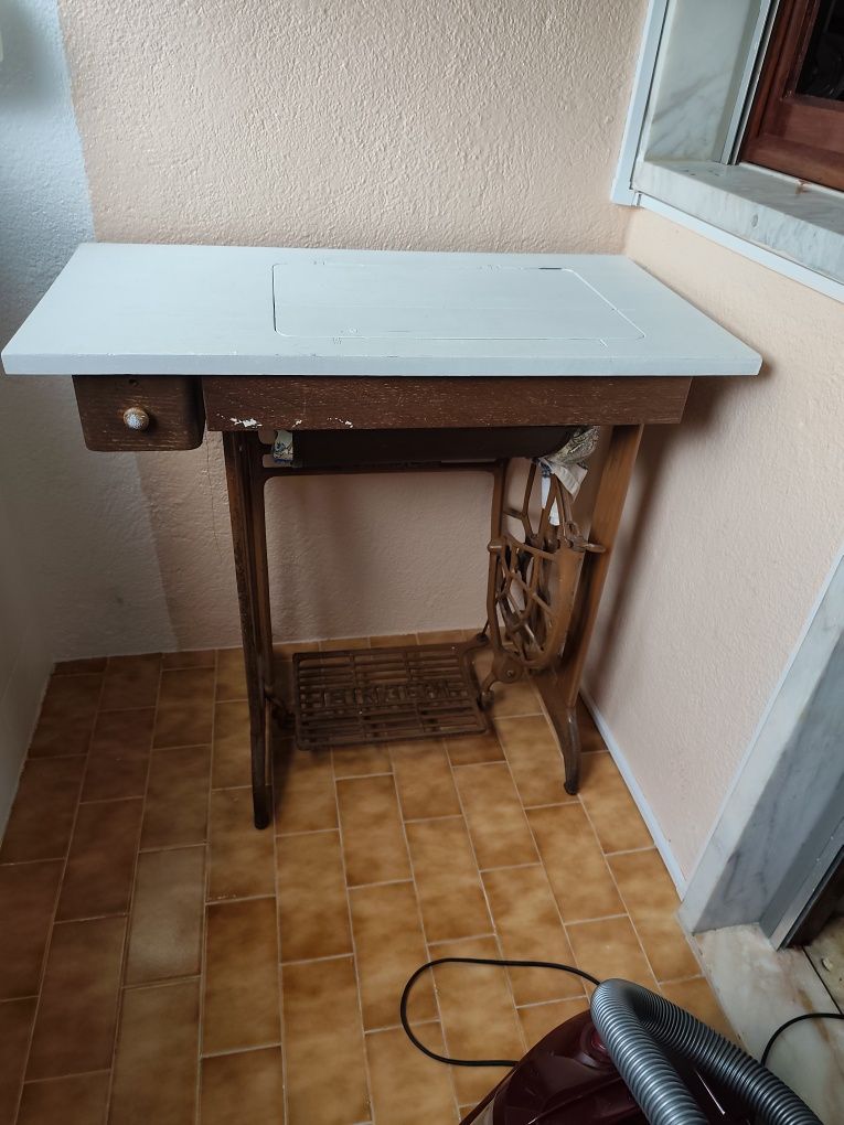 Máquina de costura Singer, mesa em ferro