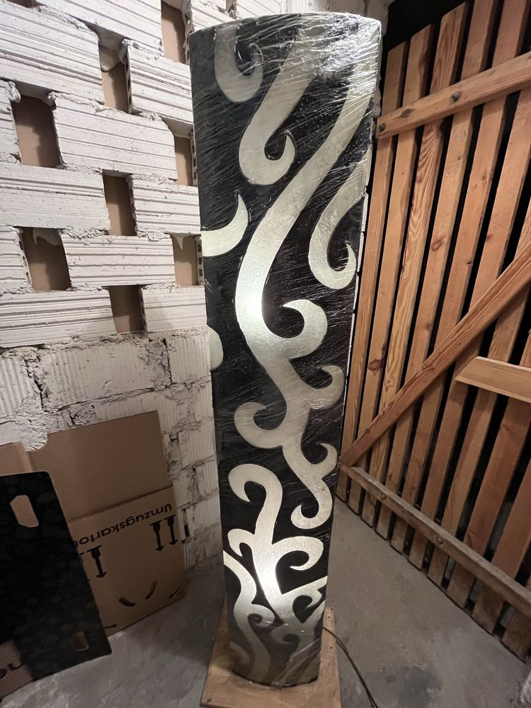 Lampa stojąca czarna wzory prostokątna